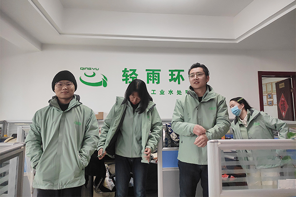 輕雨環(huán)保冬季工作服