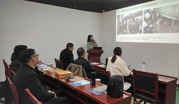 張總對輕雨環(huán)保掃頻電子除垢儀進行介紹