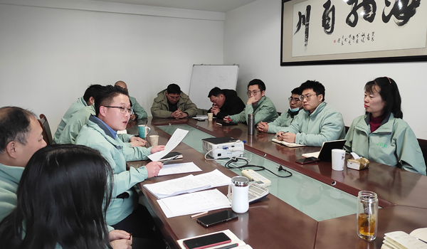 售后部杜總對生產(chǎn)和售后工作進(jìn)行匯報(bào)